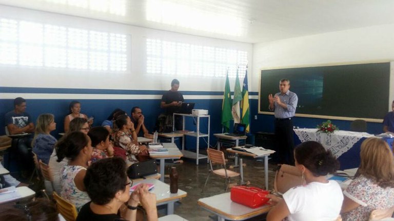 Iran Barbosa debate Educação e Conjuntura pelo interior de Sergipe