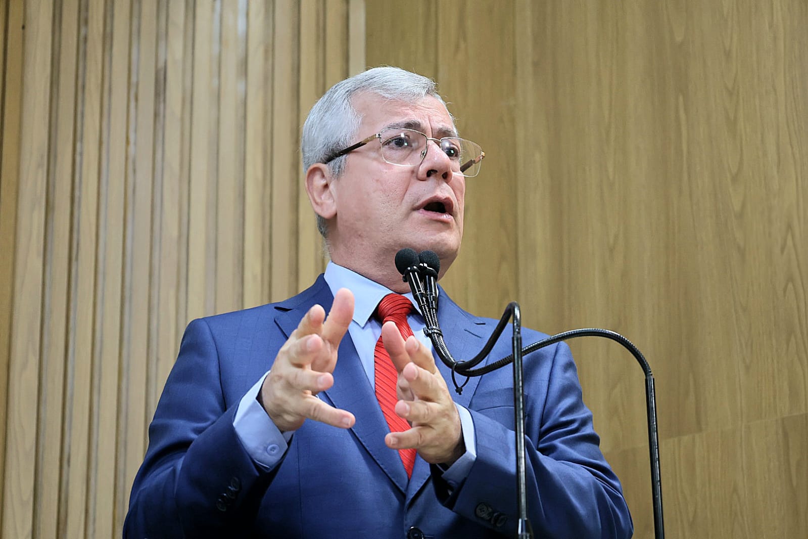 Iran Barbosa defende concurso para nutricionistas e presença de fonoaudiólogos nas escolas