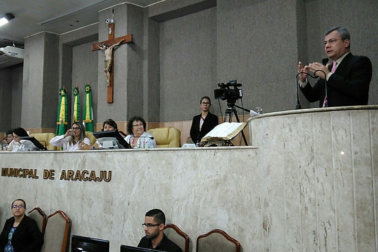 Iran Barbosa defende medidas para enfrentar a violência contra mulheres