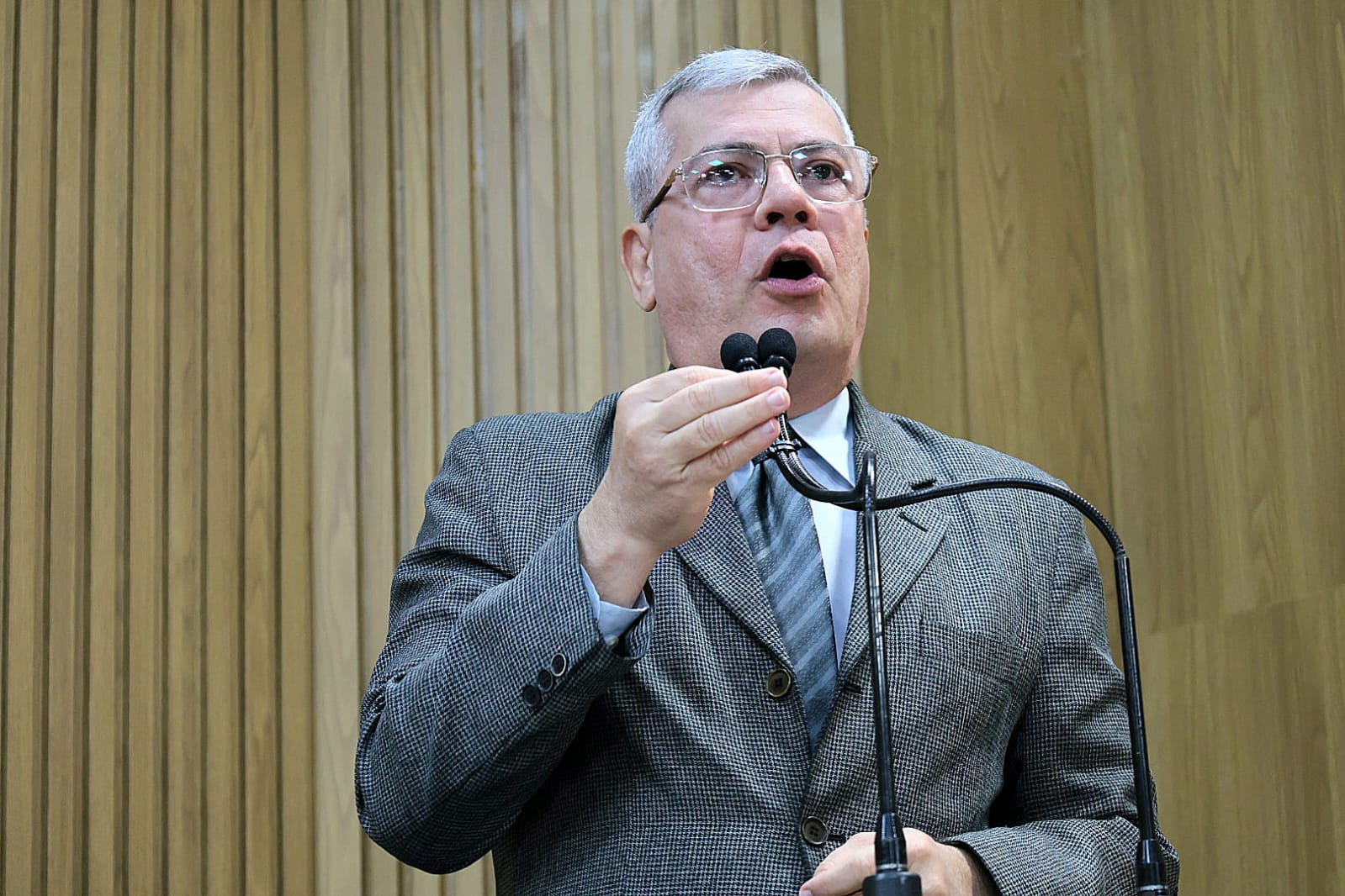 Iran Barbosa denuncia a falta de professores em escolas da rede municipal 