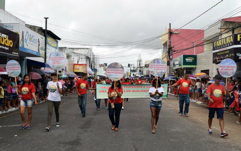 Iran Barbosa destaca ato de professores municipais em desfile cívico