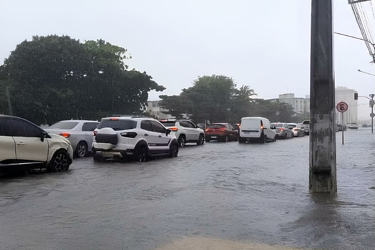 Iran Barbosa exige ações do poder público para combater emergências climáticas e alagamentos