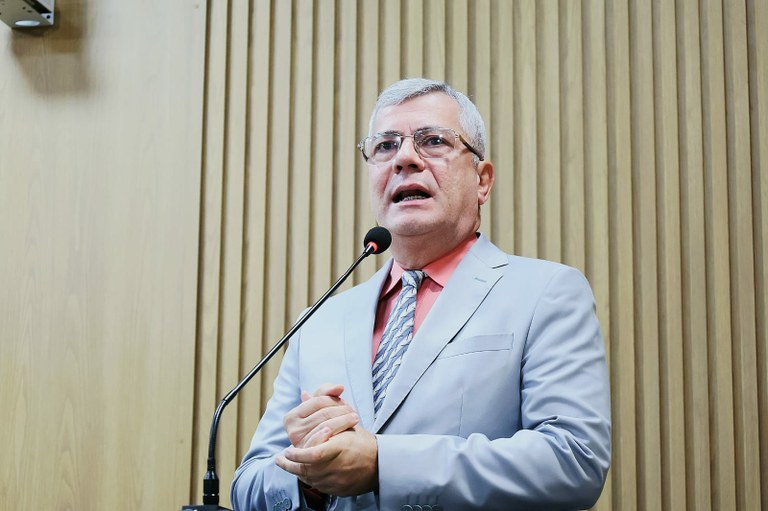 Iran Barbosa homenageia Frei Sérgio Görgen na Câmara Municipal