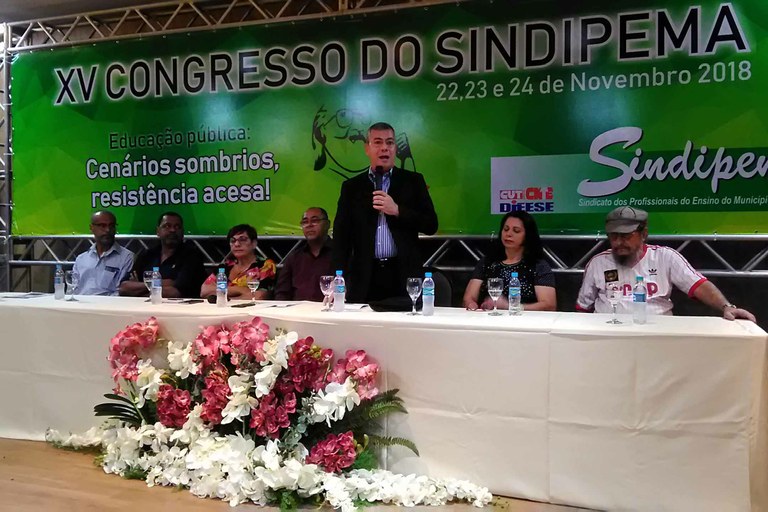 Iran Barbosa participa da abertura do Congresso dos Professores de Aracaju