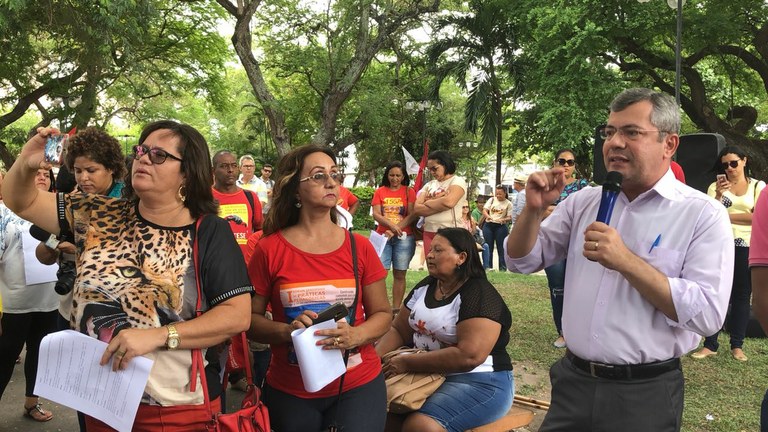 Iran Barbosa participa de ato junto com os aposentados do Magistério