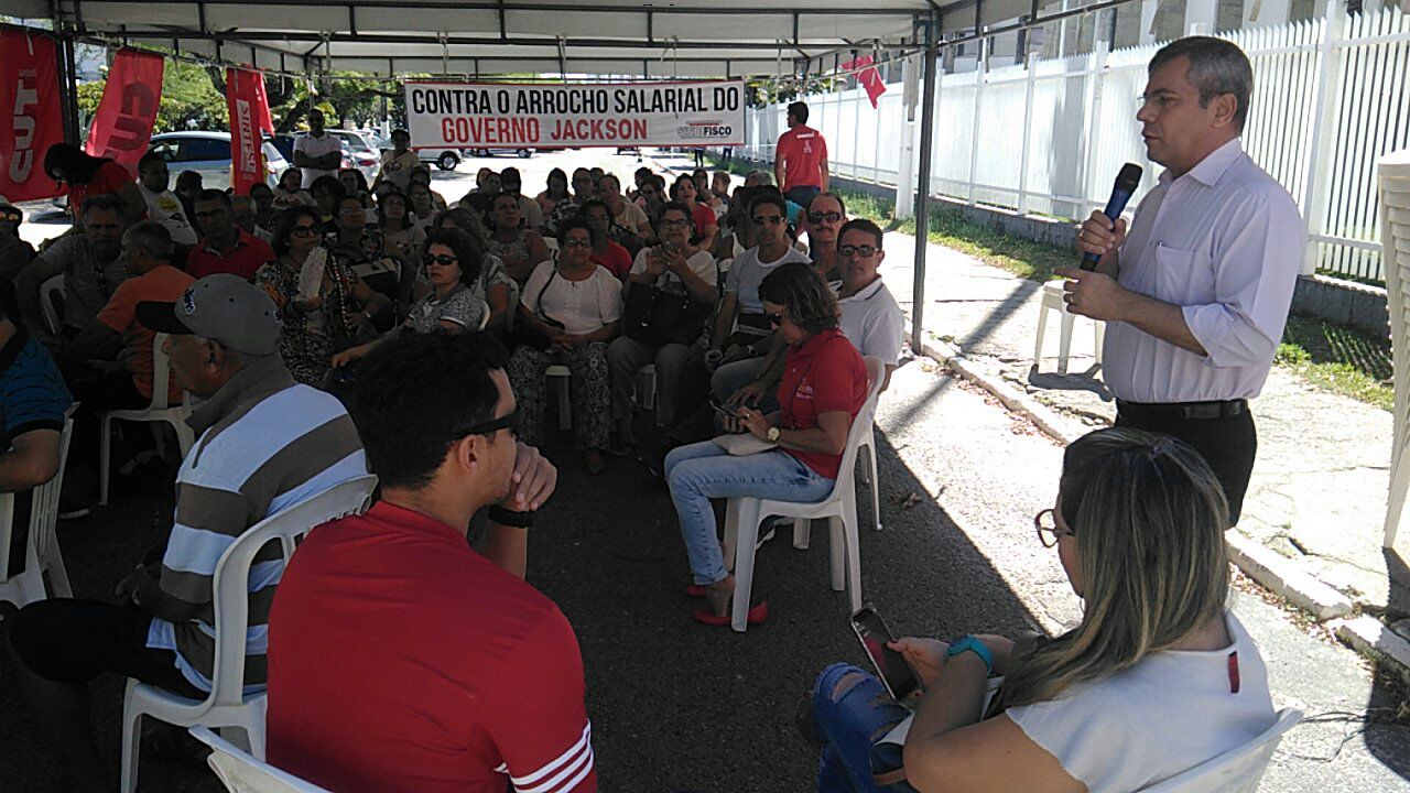 Iran Barbosa participa de Ato Público dos Servidores Estaduais