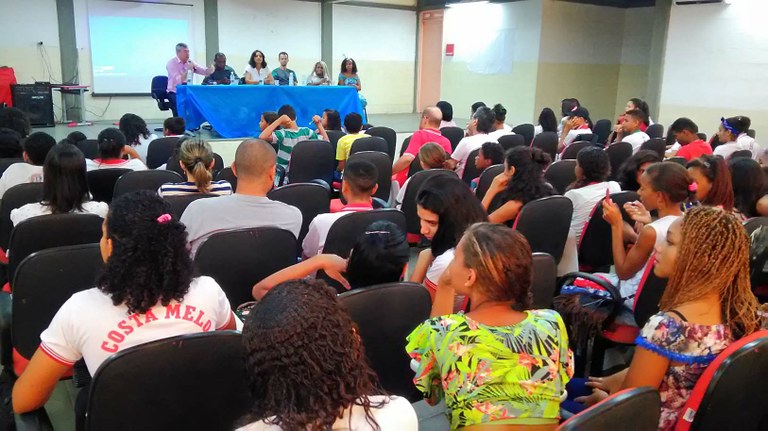 Iran Barbosa participa de debate com alunos de escola municipal