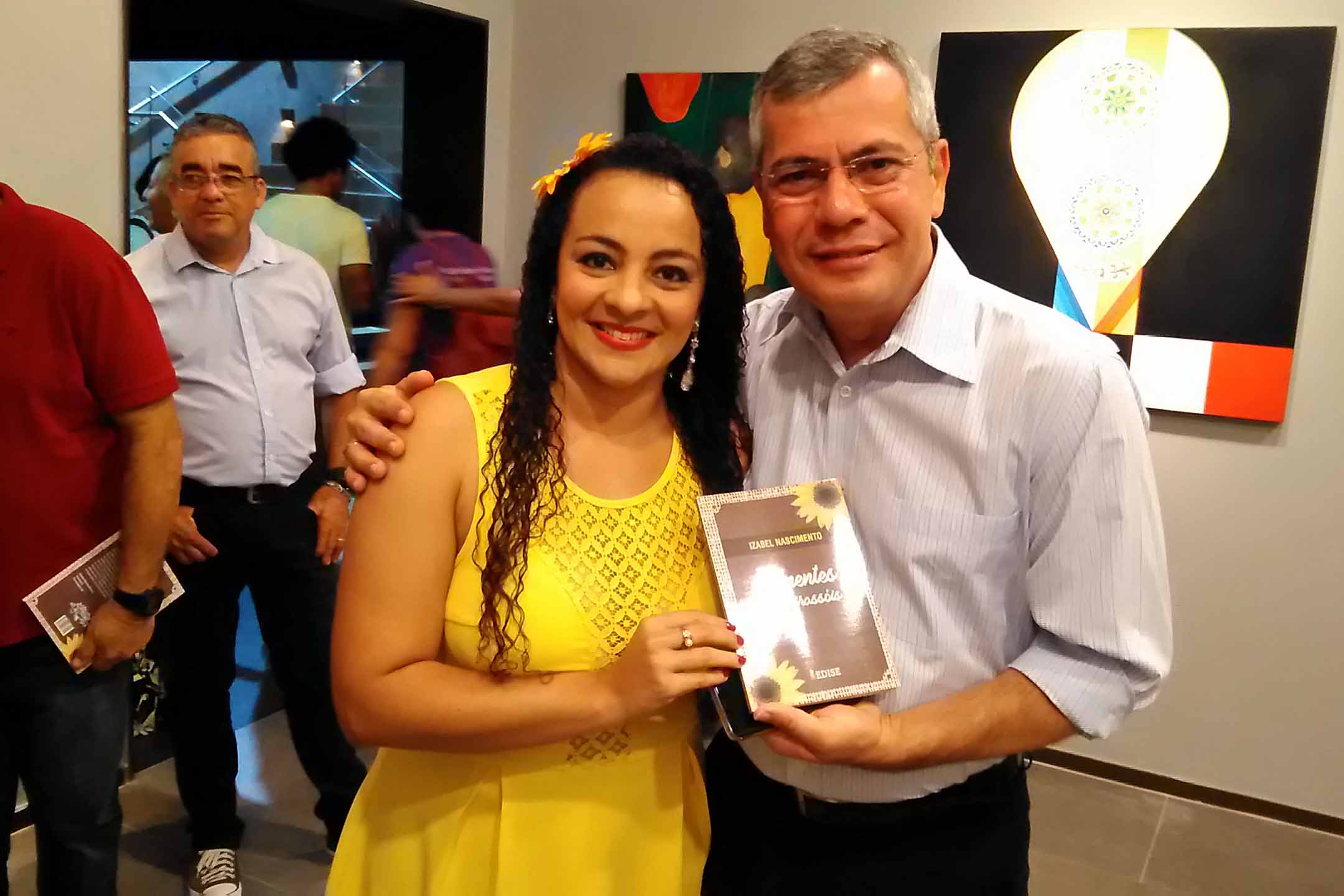 Iran Barbosa prestigia lançamento do livro da cordelista Izabel Nascimento