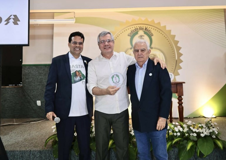 Iran Barbosa recebe o “Prêmio Amigo do Médico” em solenidade alusiva ao dia da categoria 