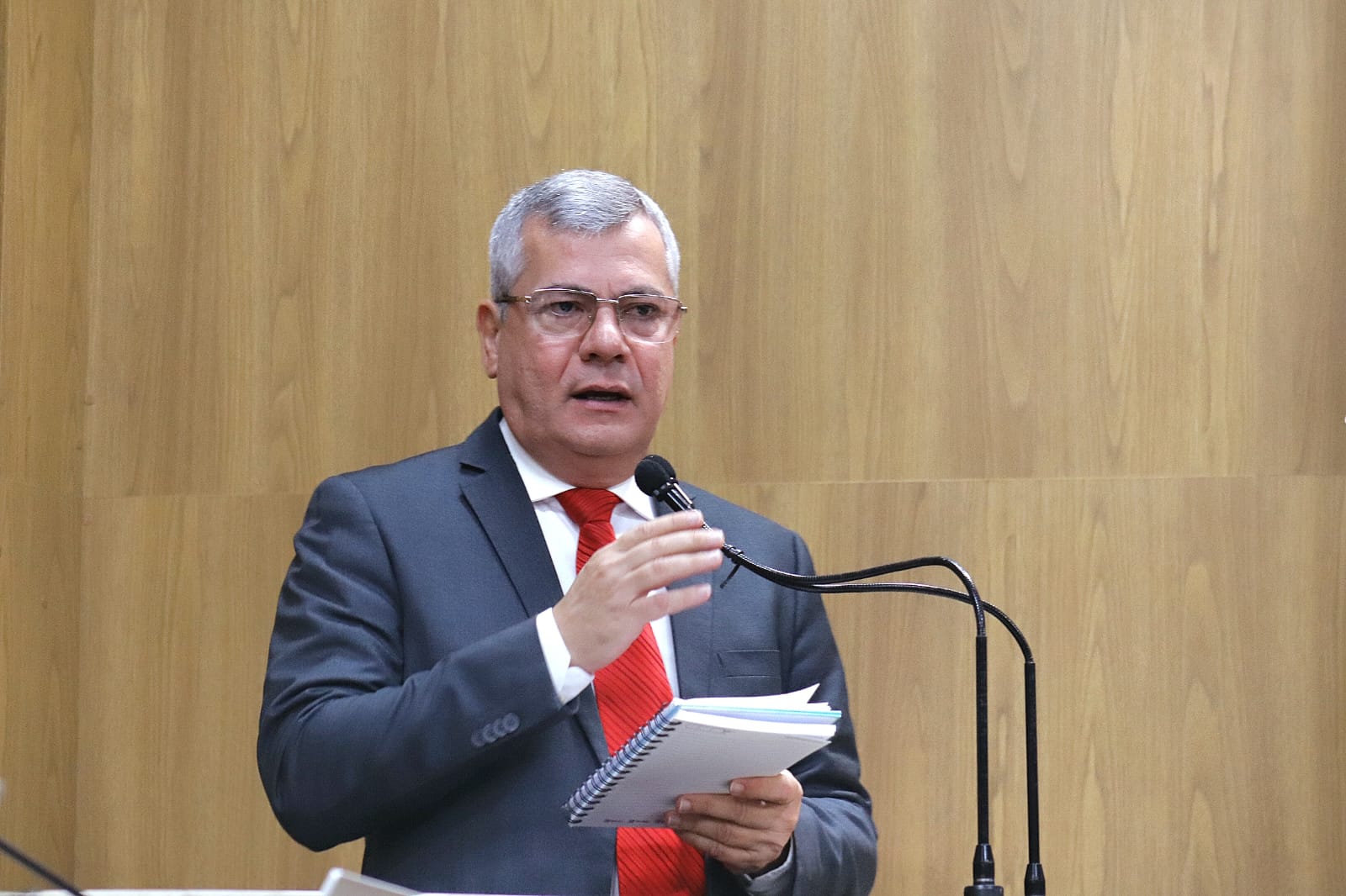 Iran Barbosa repudia editais de concursos que desvalorizam Assistentes Sociais 