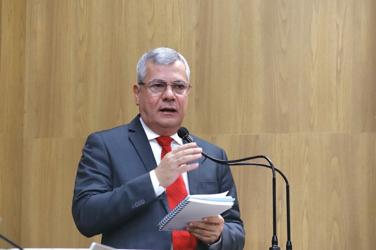 Iran Barbosa repudia editais de concursos que desvalorizam Assistentes Sociais 