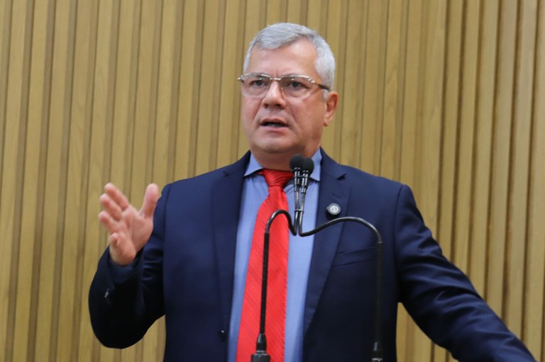 Iran Barbosa solicita limpeza da cidade e pleno funcionamento dos postos de saúde 