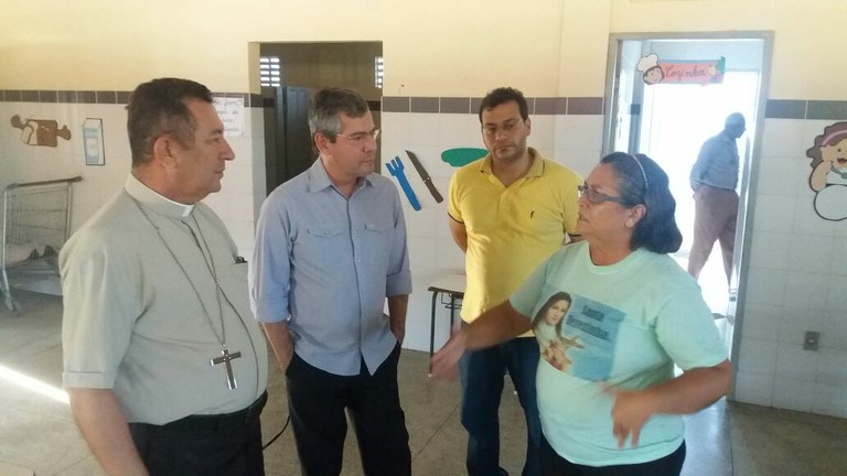 Iran Barbosa visita obras sociais da Igreja com Dom João Costa
