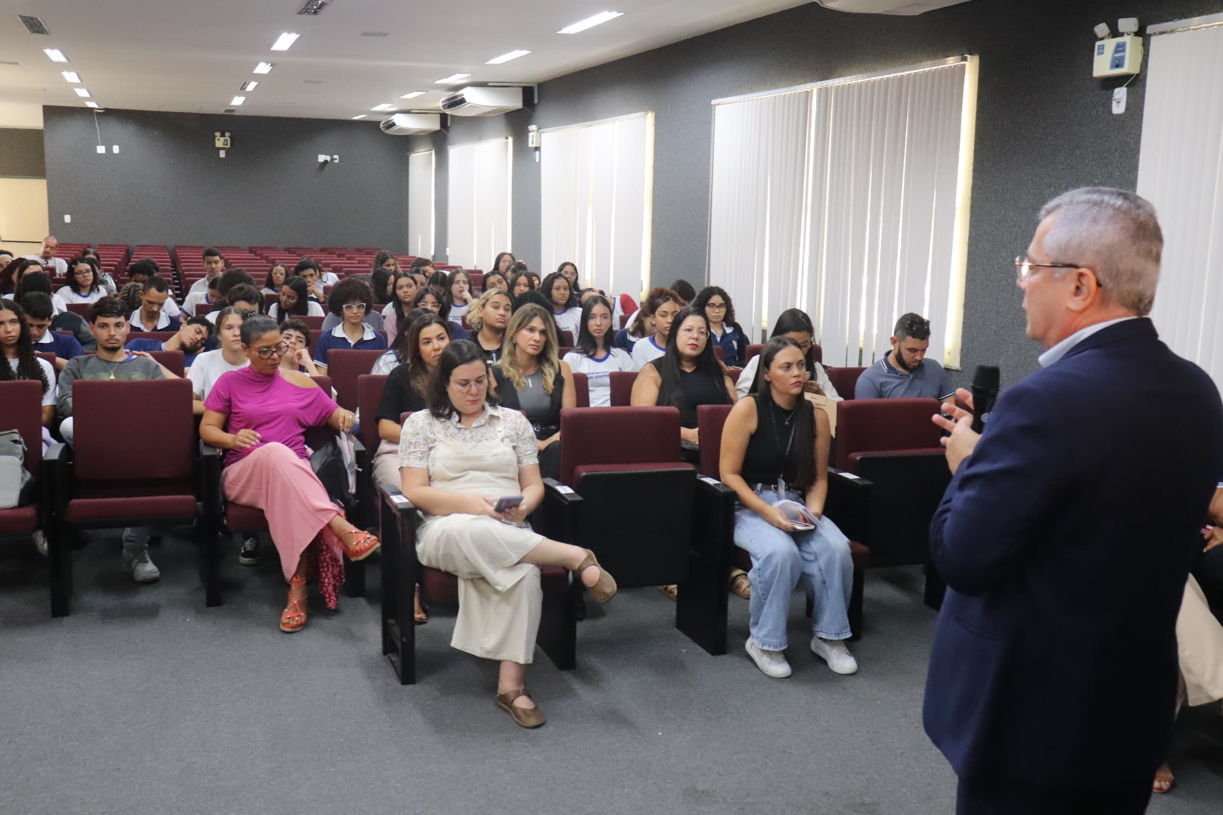Iran debate a importância da escola na formação democrática