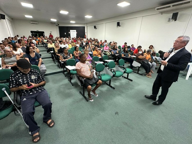 Iran destaca pauta de reivindicações do magistério de Aracaju e defende autonomia para as escolas 