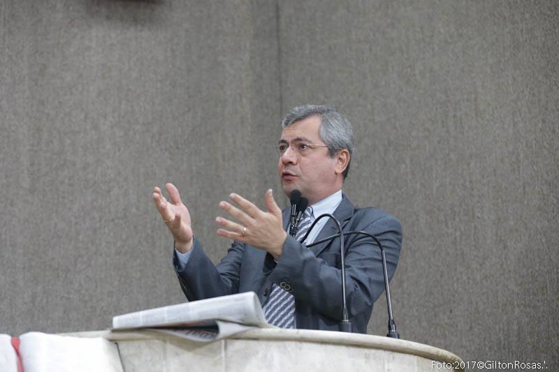 Iran destaca reforma de ponto de táxi-lotação no Centro