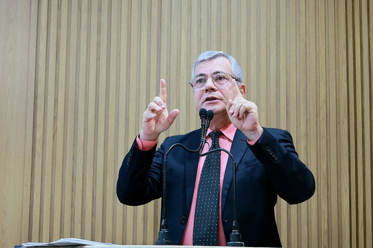 Iran parabeniza os/as profissionais da educação pelo seu dia e cobra a valorização da categoria 