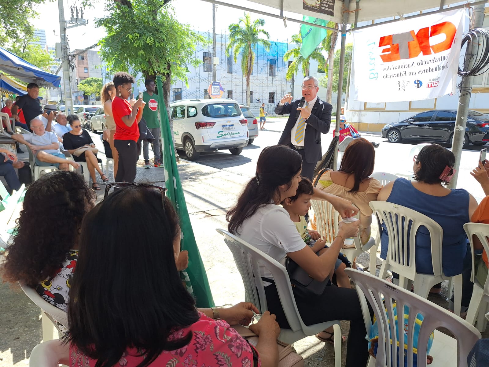 Iran participa de ato do Magistério e garante a fala do presidente do Sindipema na tribuna 