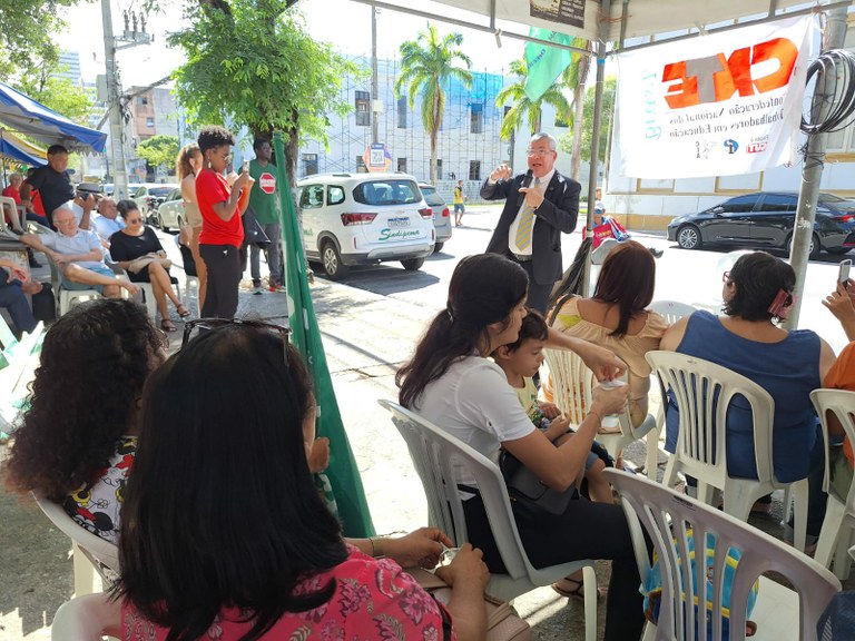 Iran participa de ato do Magistério e garante a fala do presidente do Sindipema na tribuna 