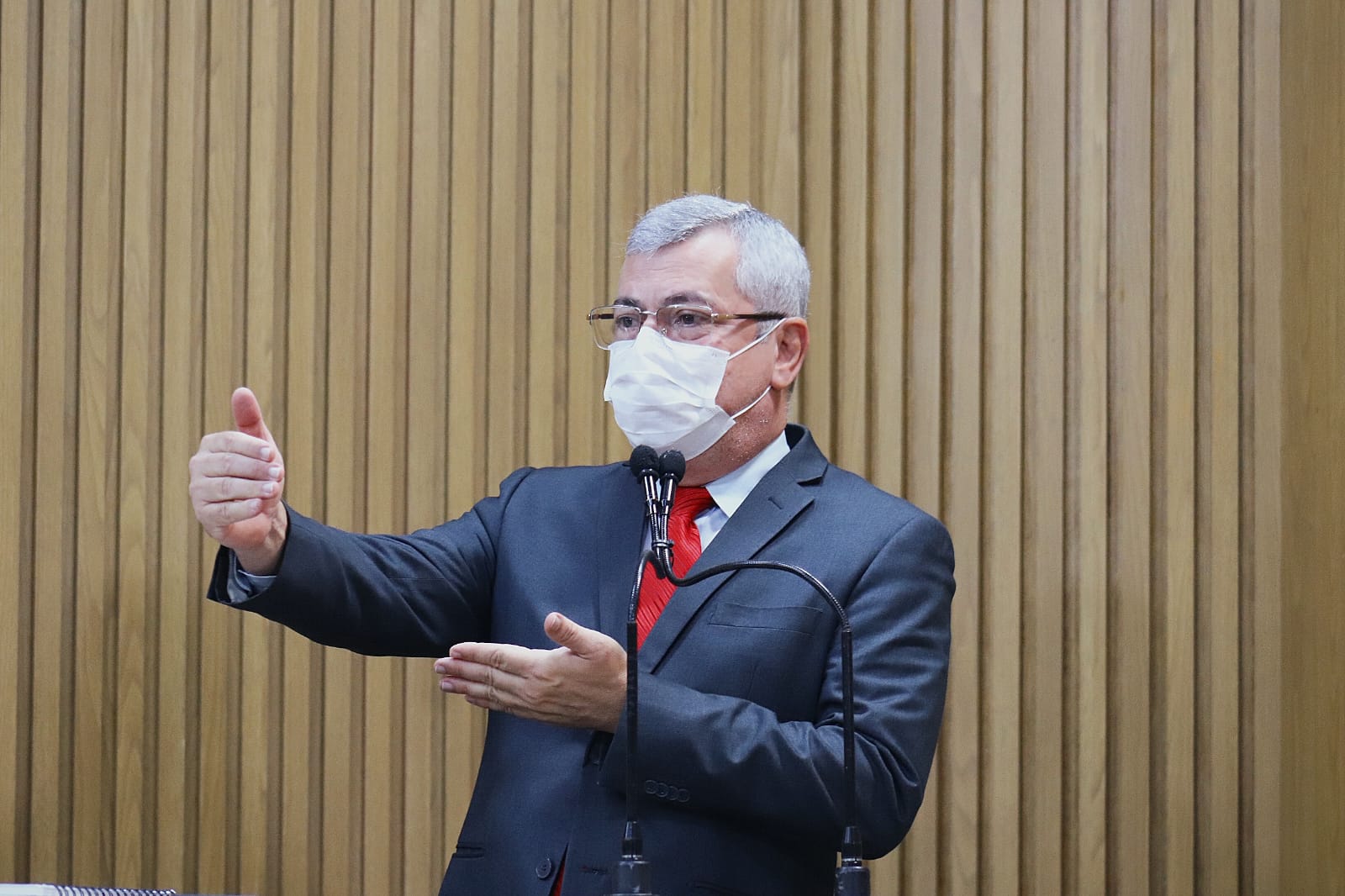 Iran pede urgência para projeto que trata da idade para participação no concurso do magistério de Aracaju