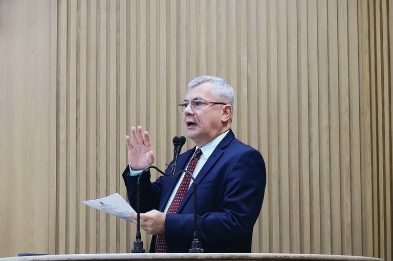 Iran solicita a ampliação da convocação de professores aprovados no concurso de Aracaju