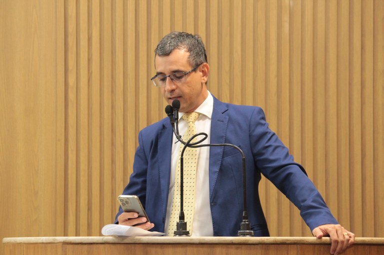 Iremos votar se somente os grandes ricos podem andar de carro elétrico ou se a população de Aracaju também pode, afirma o vereador Lúcio Flávio na tribuna 