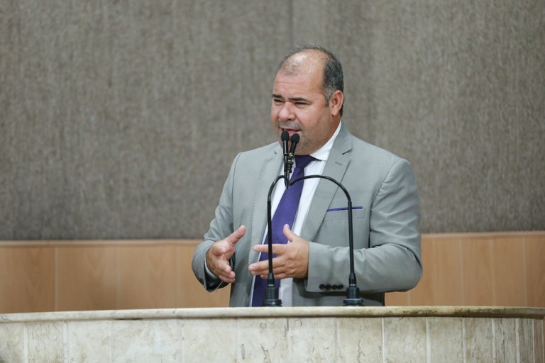 "Lamento o silêncio do governo quanto à questão das macas retidas no Huse", diz Isac