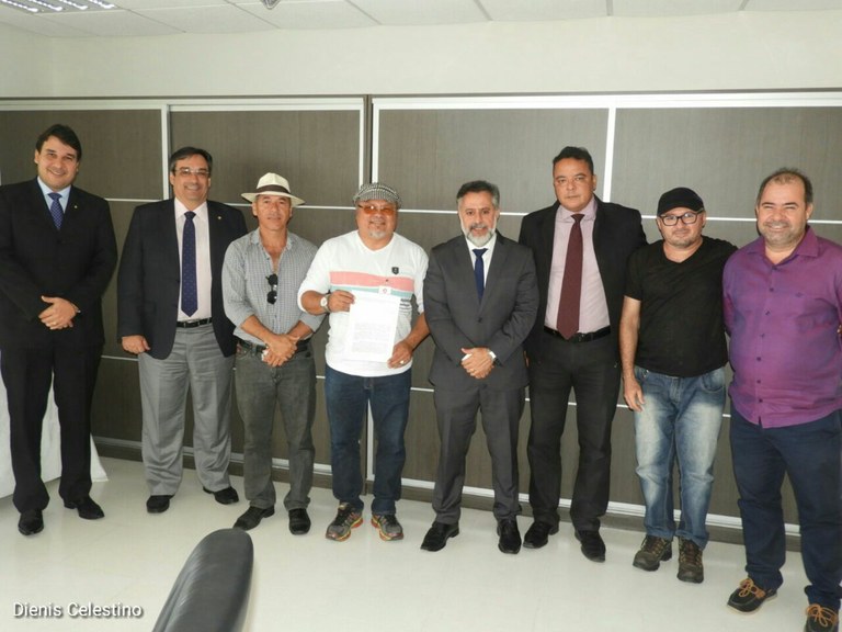 Isac acompanha comissão de músicos ao Ministério Público Estadual