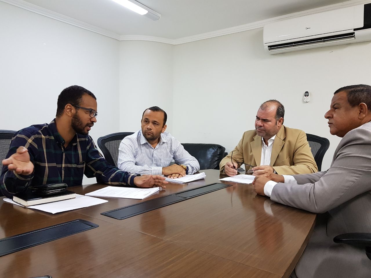 Isac e Américo de Deus se reúnem com diretoria do Sindicato dos Guardas Municipais de Aracaju