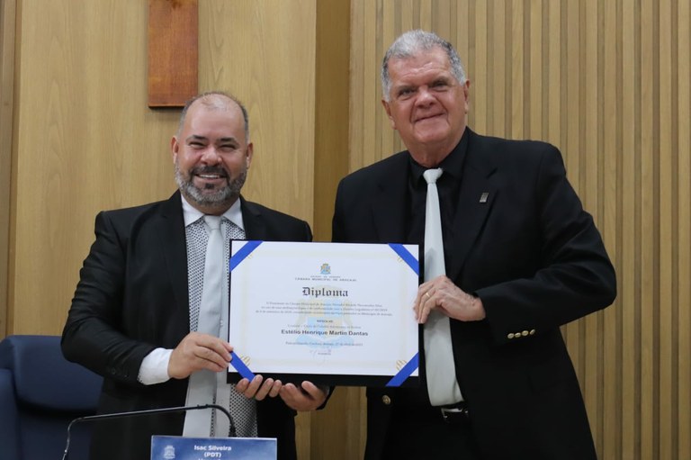 Isac entrega título de Cidadão Aracajuano ao professor Estélio Dantas 