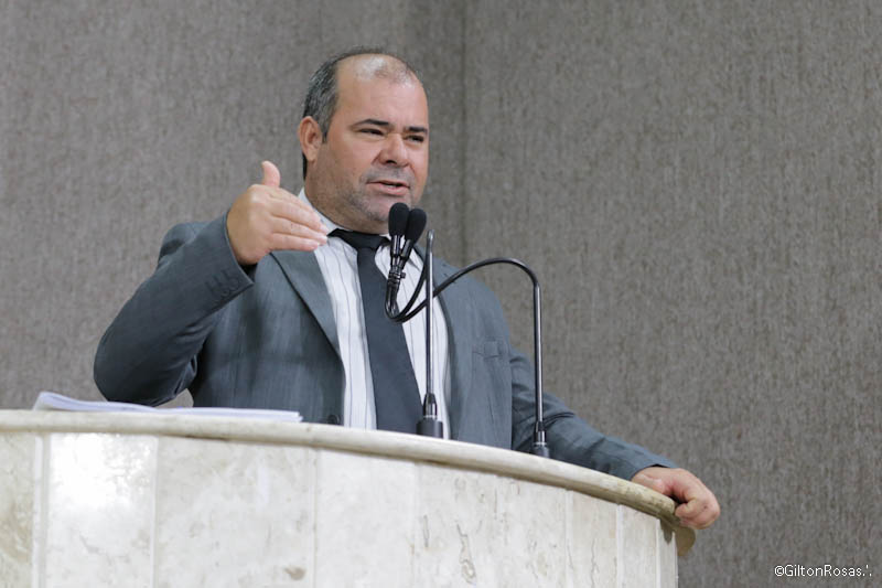 Isac fala da sua preocupação com escolas municipais