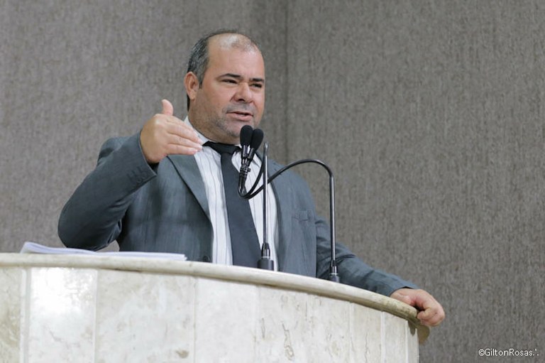 Isac fala da sua preocupação com escolas municipais