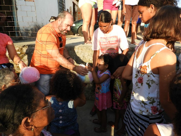 Isac participa de festas para as crianças no bairro Industrial