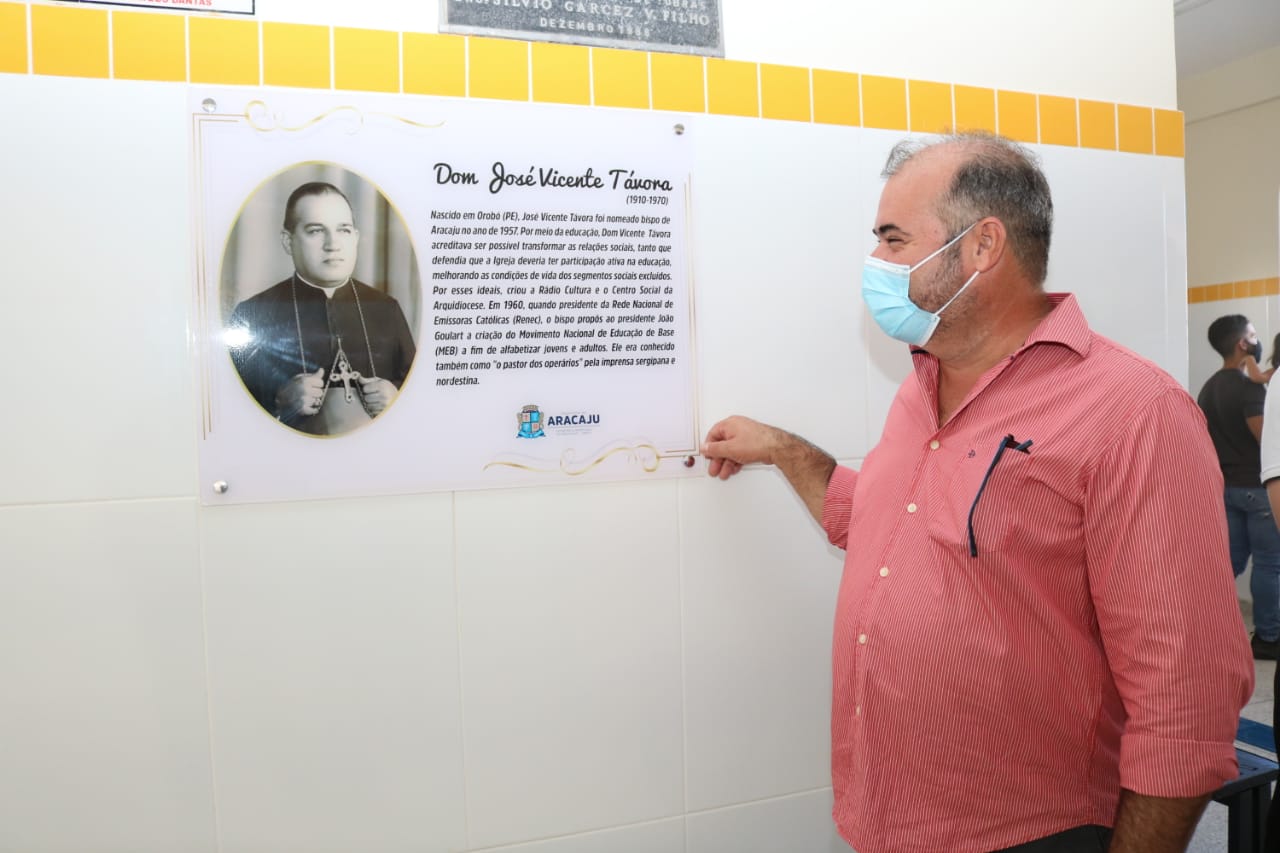 Isac prestigia reinauguração da escola Dom José Vincente Távora