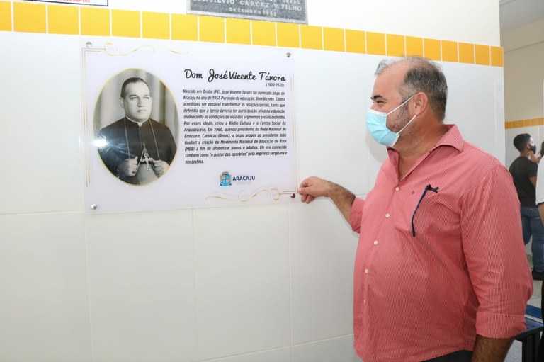 Isac prestigia reinauguração da escola Dom José Vincente Távora