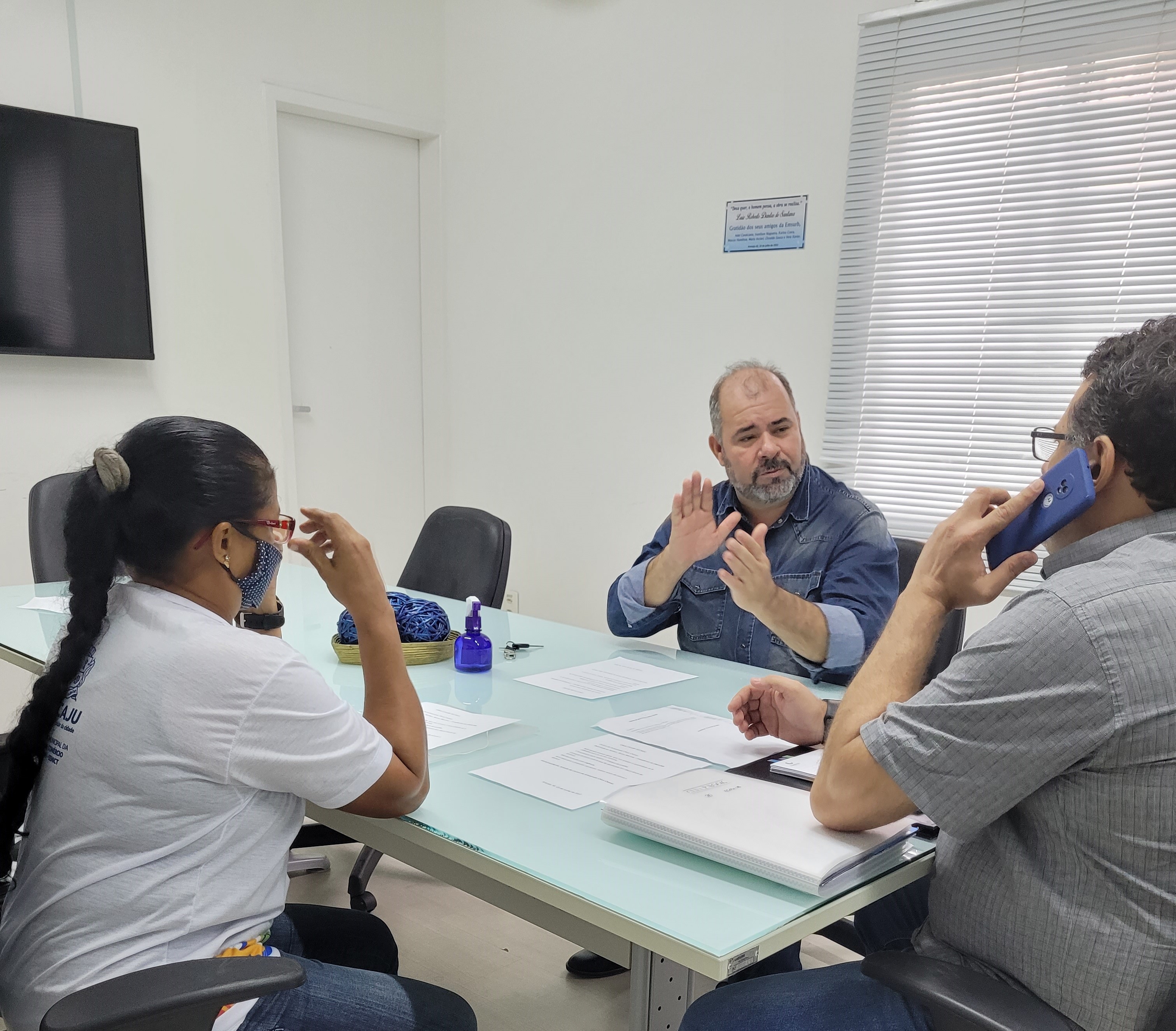 Isac se reúne com Emsurb e representante das artesãs do Chica Chaves