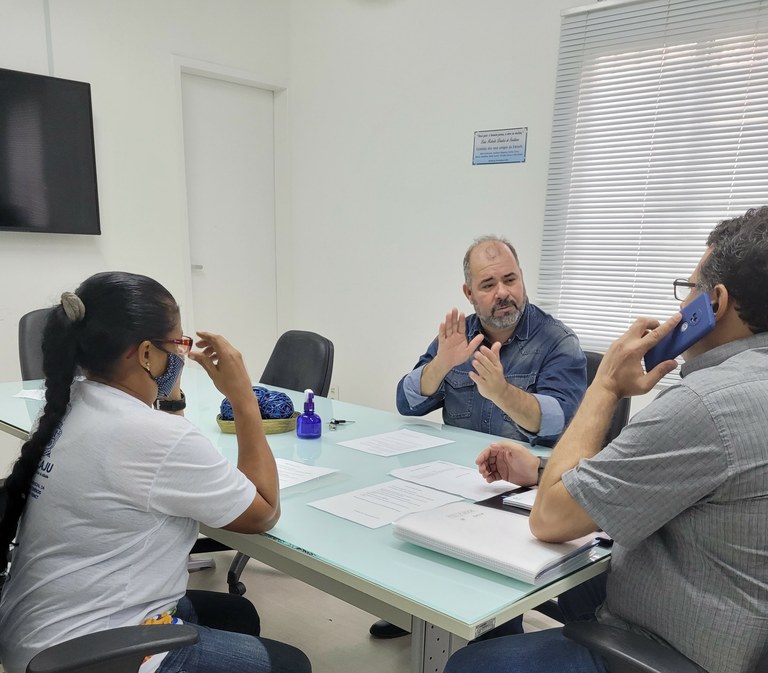 Isac se reúne com Emsurb e representante das artesãs do Chica Chaves