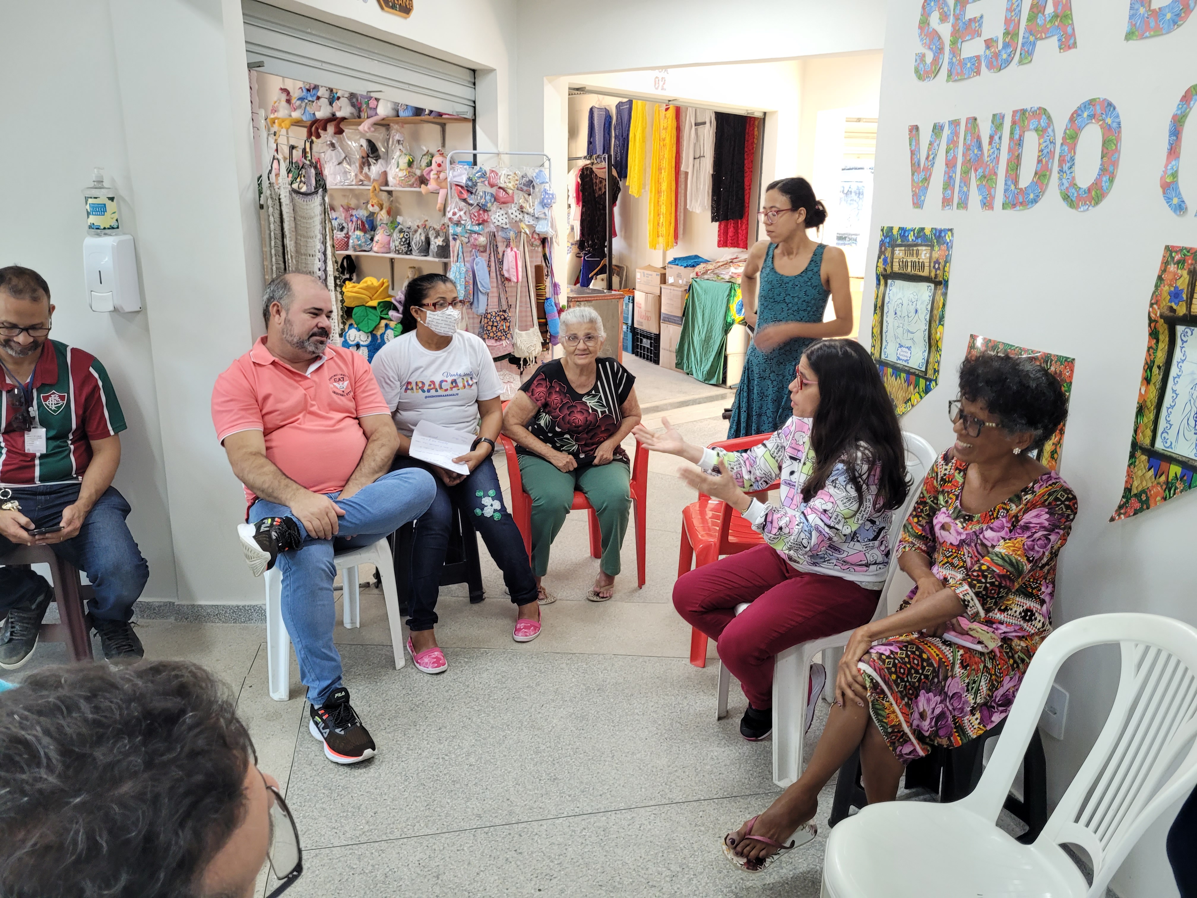 Isac visita o Centro de Artesanato Chica Chaves