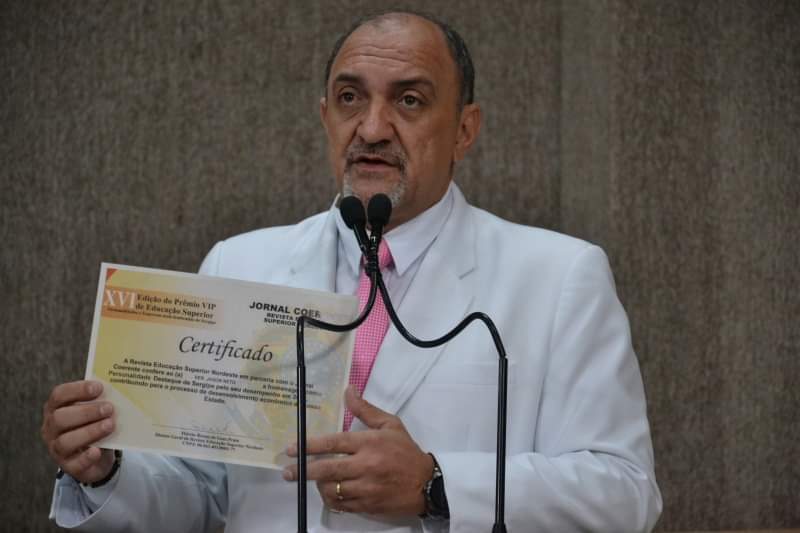 Jason Neto recebe prêmio de destaque pela atuação