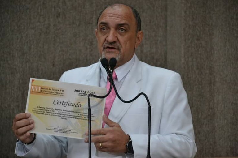 Jason Neto recebe prêmio de destaque pela atuação