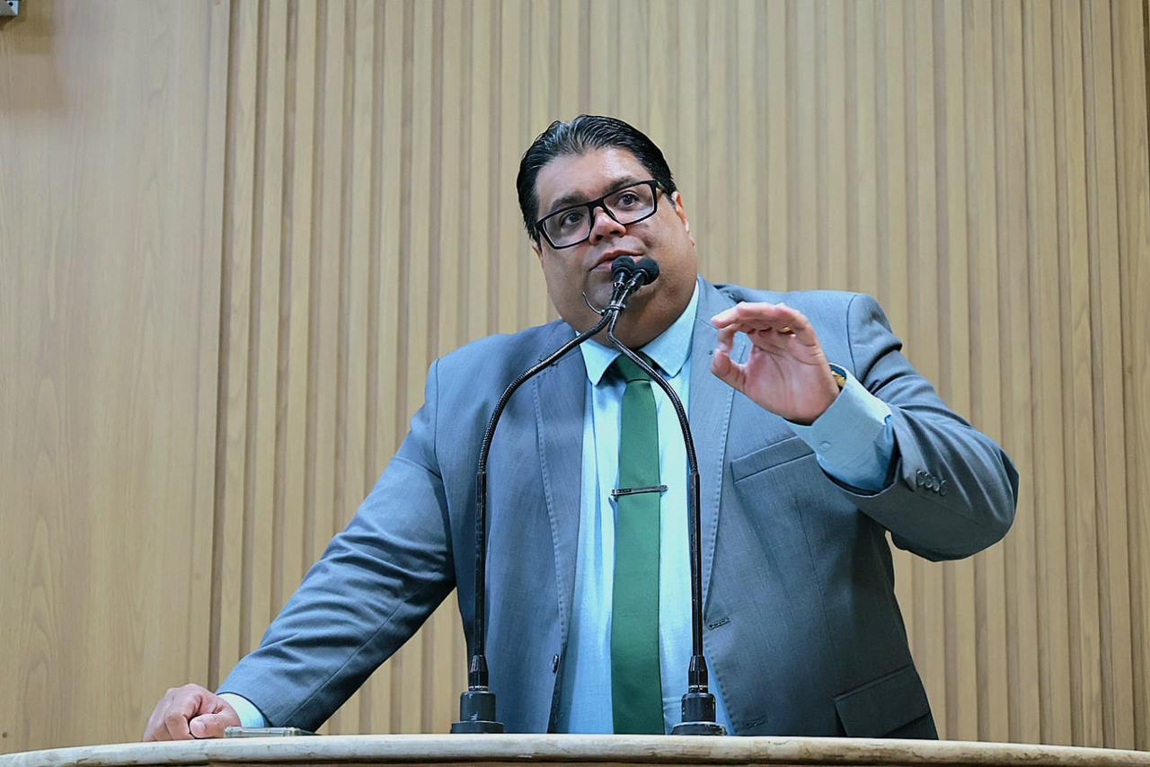 Joaquim da Janelinha cobra urgência em projeto que regulamenta uso de mesas e cadeiras nas calçadas por comerciantes em Aracaju