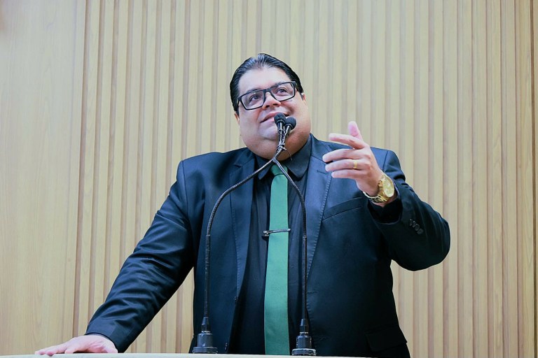 Joaquim da Janelinha destaca avanço das obras da Praça do Francão no Conjunto Augusto Franco