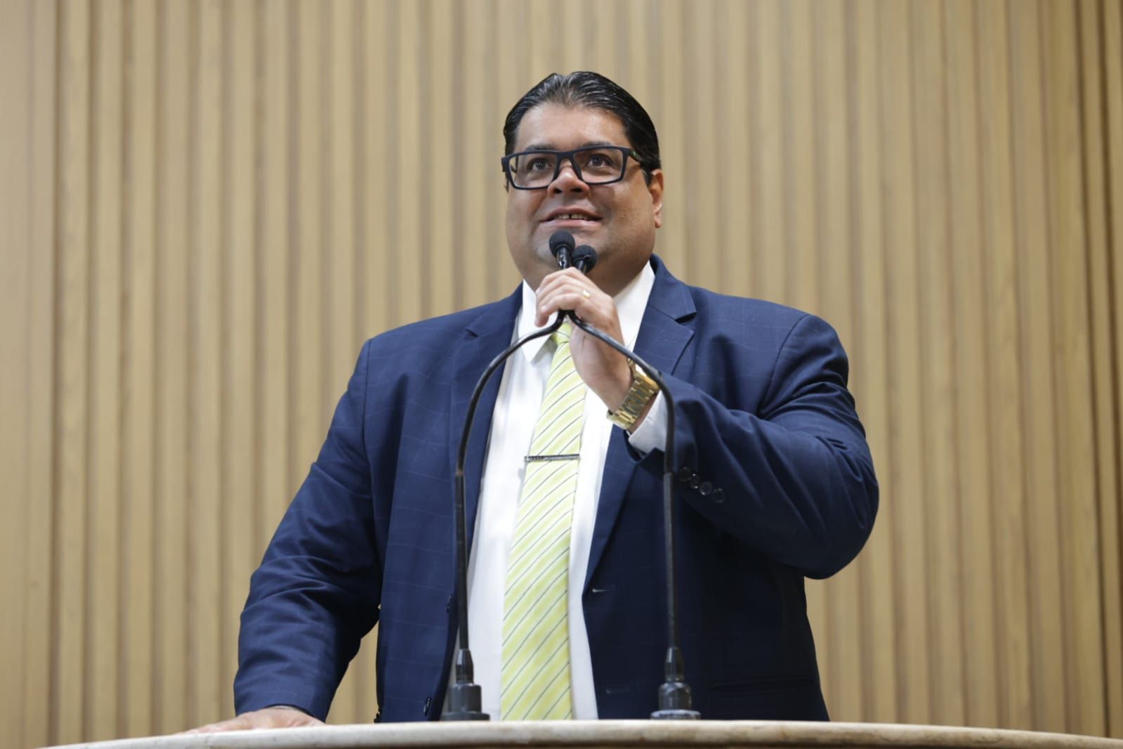 Joaquim da Janelinha levanta a problemática sobre a adequação sonora nos estabelecimentos comerciais do Augusto Franco. 