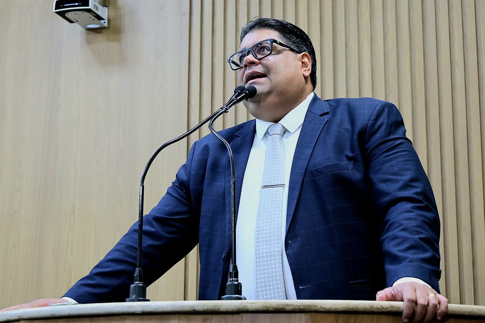 Joaquim da Janelinha solicita regime de urgência para projeto que regulamenta a instalação provisória de mesas e cadeiras nas vias públicas 