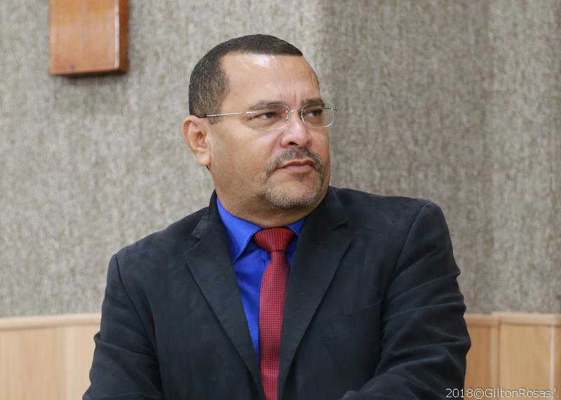 Juvêncio Oliveira solicita serviço de tapa-buraco em bairro da capital