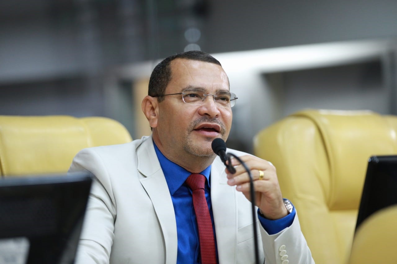 Juvêncio Oliveira solicita serviço de tapa-buraco para o Centro da cidade