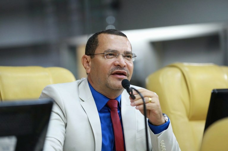 Juvêncio Oliveira solicita serviço de tapa-buraco para o Centro da cidade