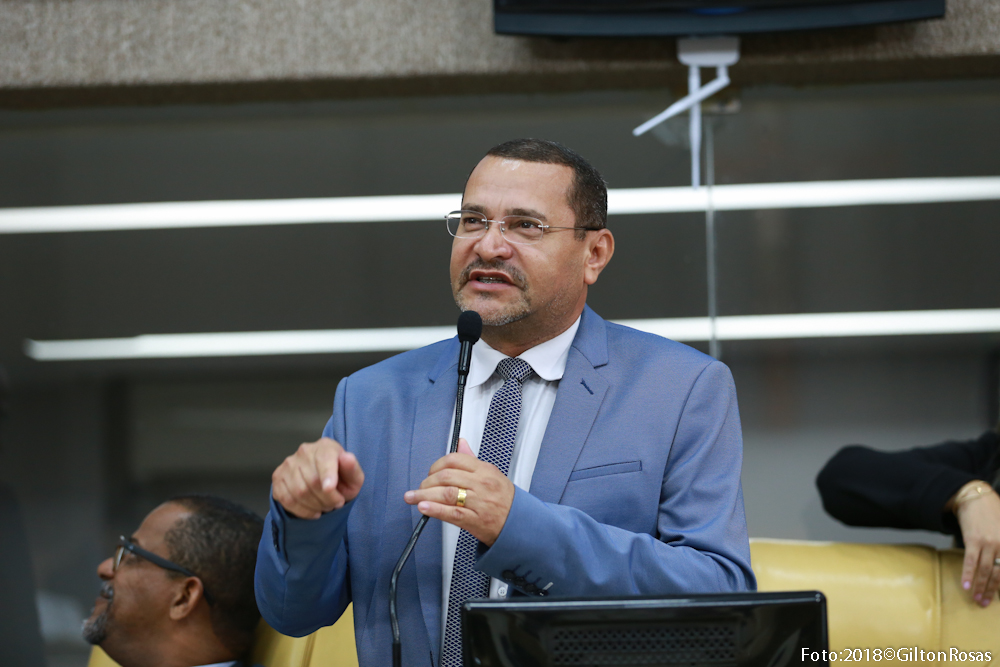 Juvêncio Oliveira solicita serviço de tapa buraco para o Centro da Cidade