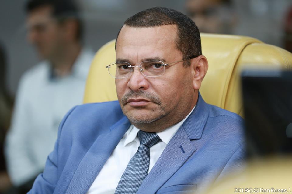 Juvêncio Oliveira solicita serviços de tapa buracos no Bairro Getúlio Vargas