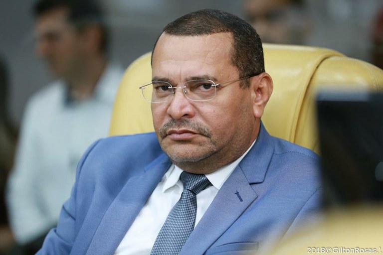 Juvêncio Oliveira solicita serviços de tapa buracos no Bairro Getúlio Vargas